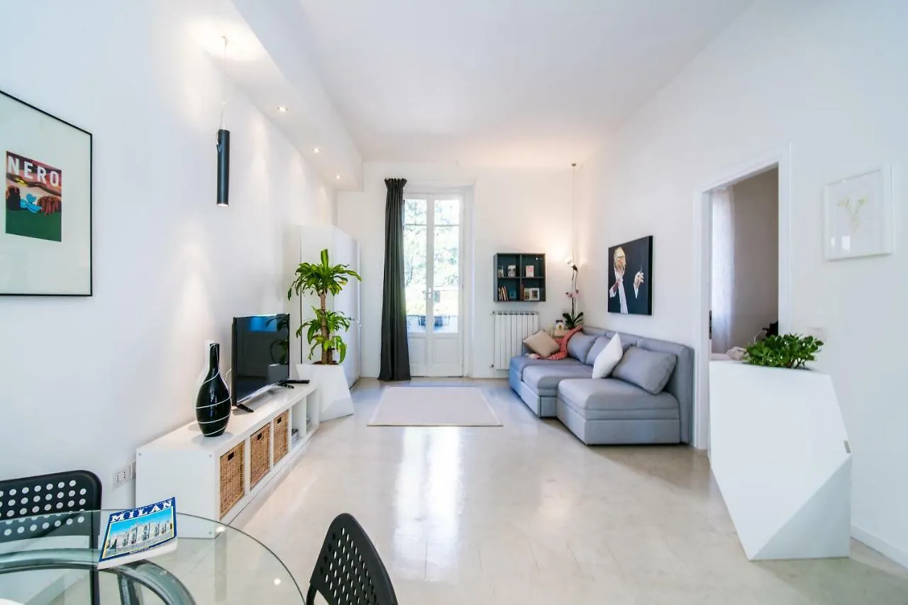 Lovely Cenisio Apartment Милан Италия